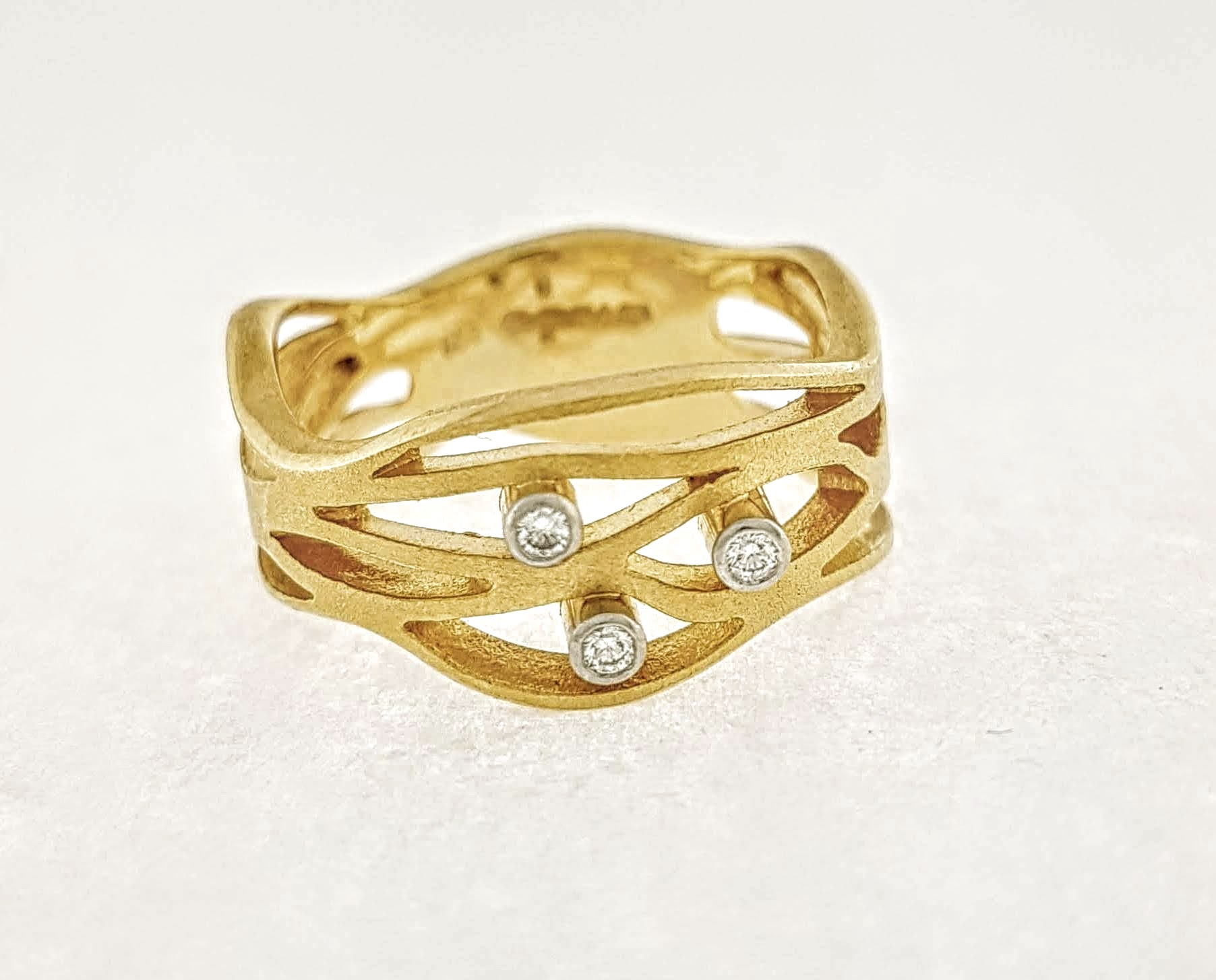 duif dagboek samenvoegen 18 karaat gouden ring van Lapponia met 3 diamanten van elk 0.03 crt #23013  | Goudsmederij/Juwelier Arnold van Dodewaard