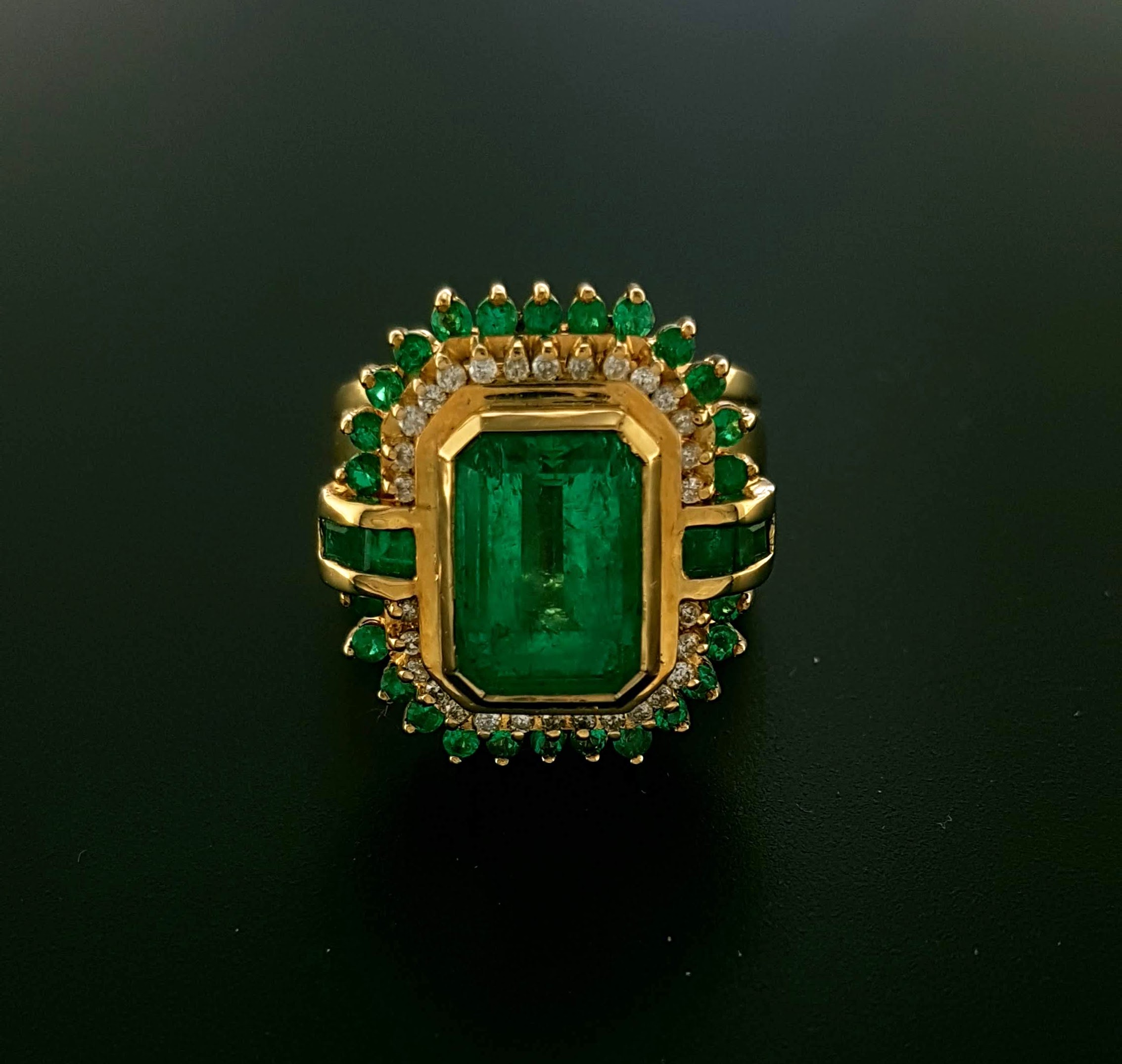 Een trouwe Hertog maak een foto 18 karaat gouden occasion ring met smaragd en diamantjes #23370 |  Goudsmederij/Juwelier Arnold van Dodewaard