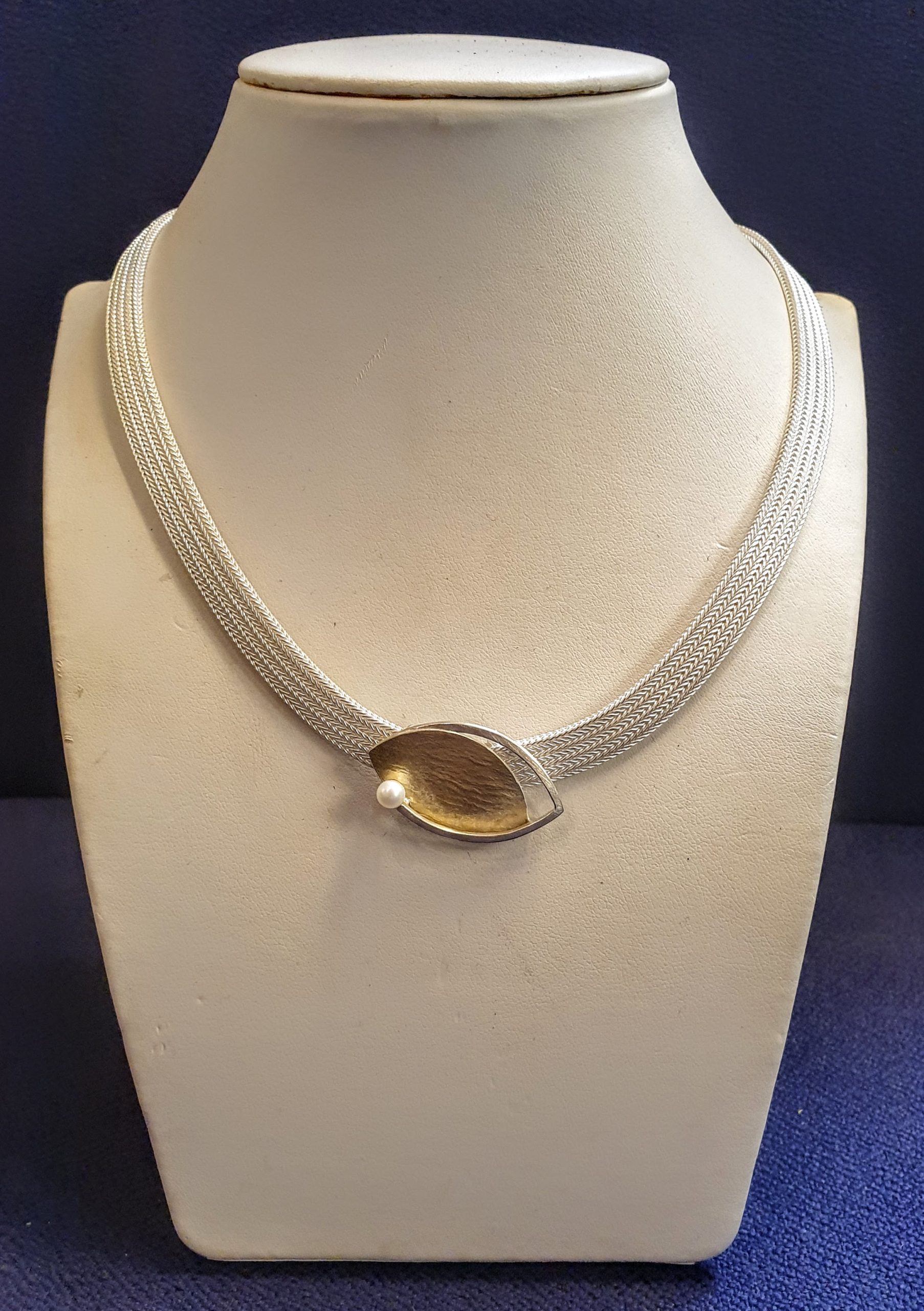 zeven eiland enkel Zilveren chooker / collier met parel van het atelier MANU # 19017 |  Goudsmederij/Juwelier Arnold van Dodewaard
