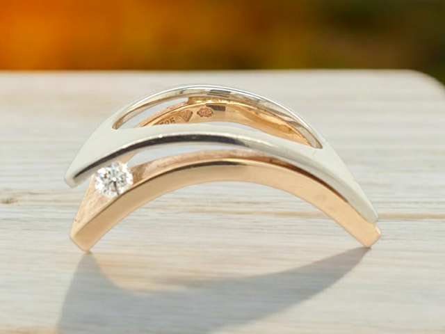 Bicolor gouden ring met diamant, handgemaakt. Frans Zeegers. #0045 - Image 2