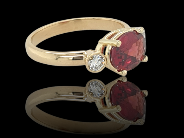 Gouden handgemaakte ring met Almaldien granaat met briljant. #28485